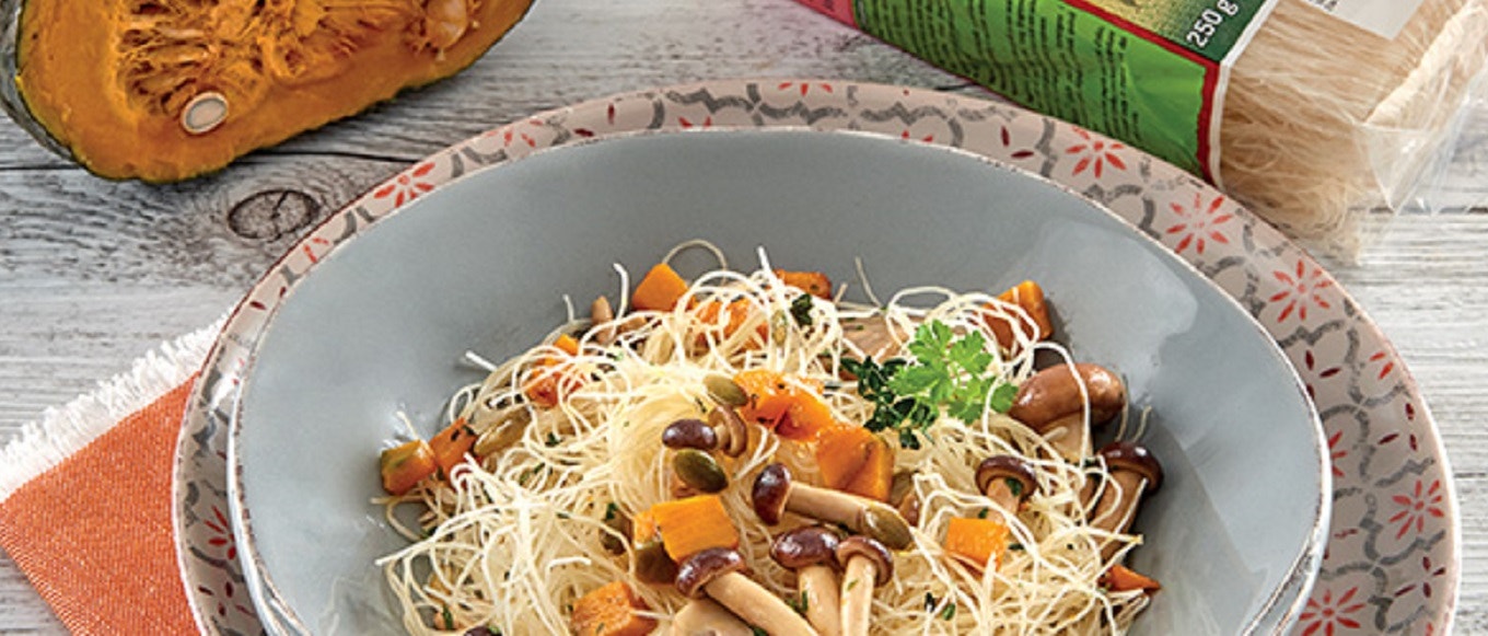 Noodles con zucca, funghi e salsa di soia