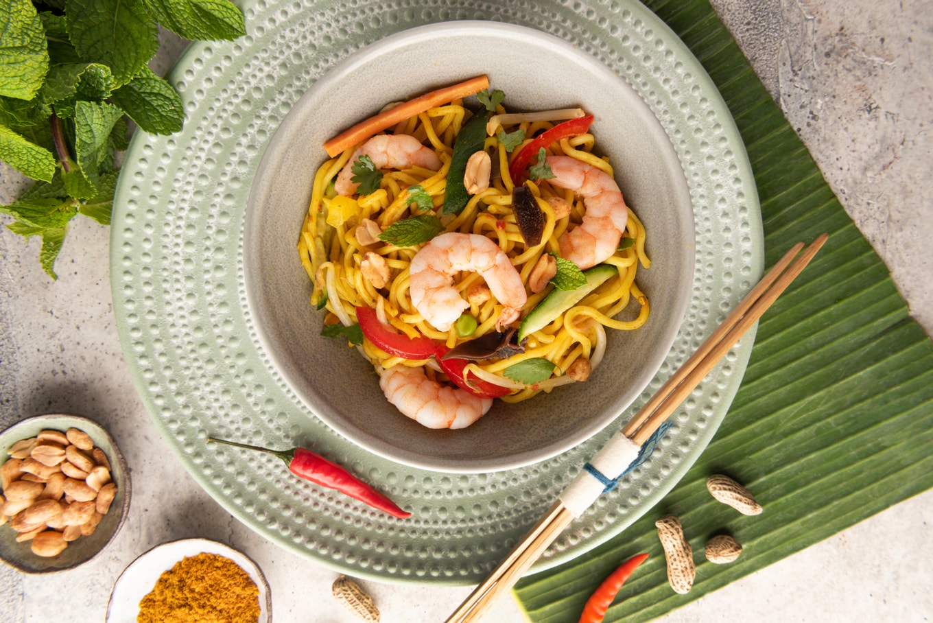 Insalata di noodles con gamberi e curry giallo