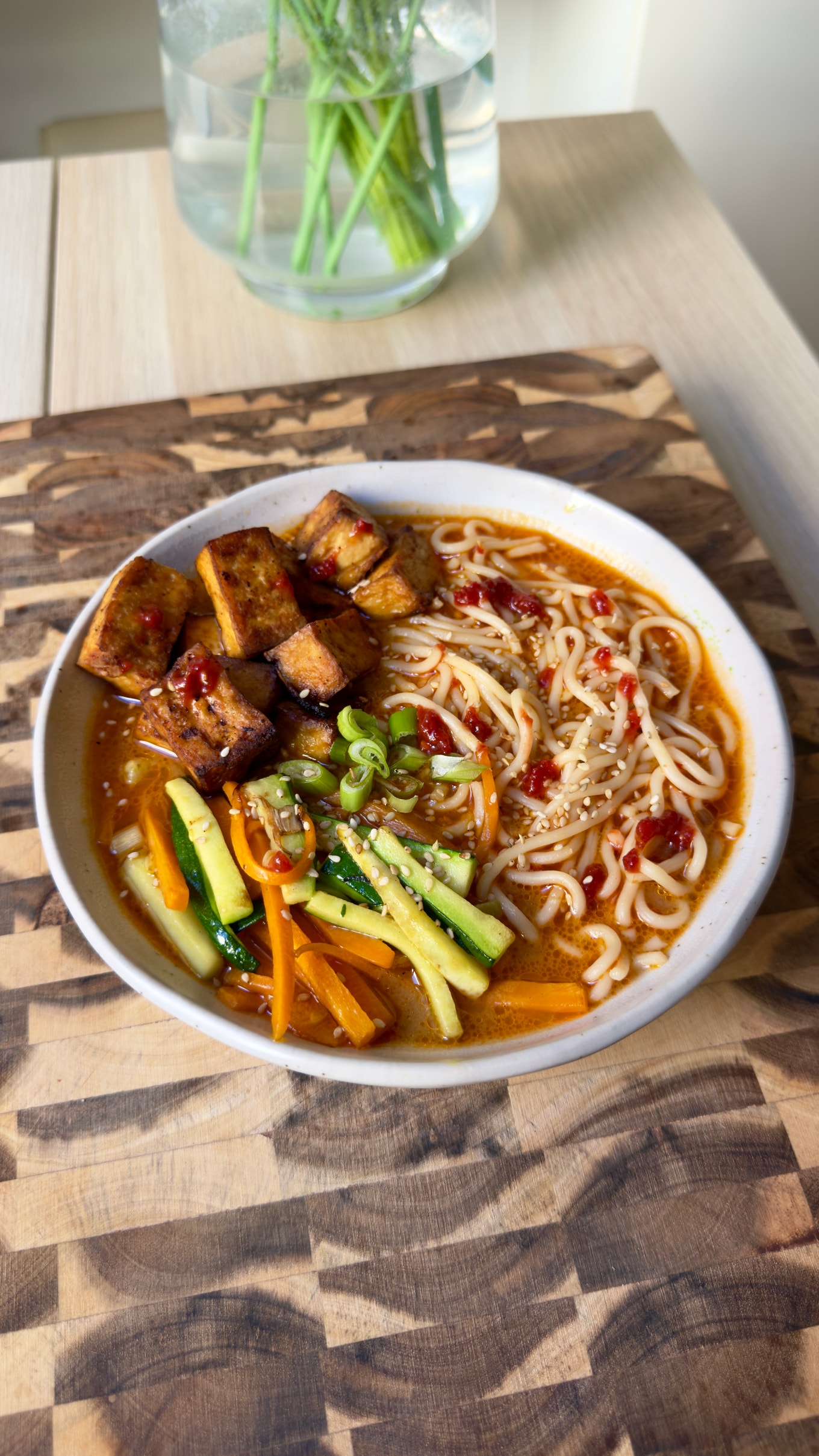 Ramen piccante con tofu e verdure croccanti