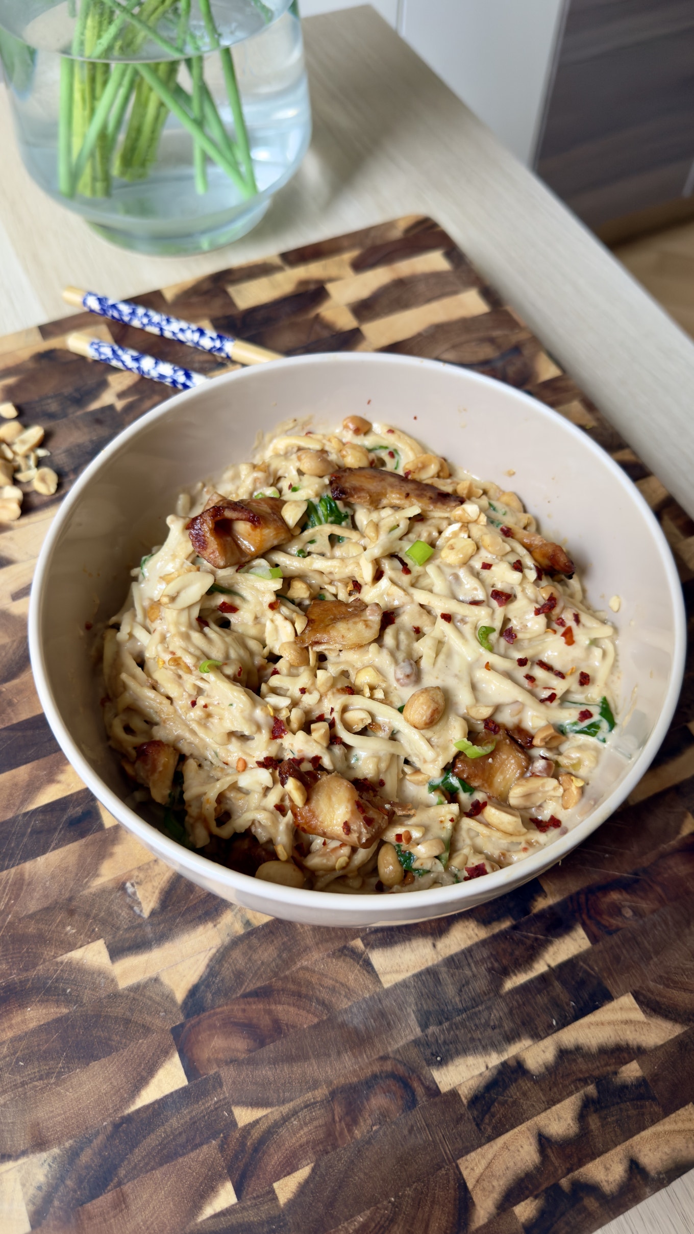 Nest Noodles Thai con pollo, latte di cocco e arachidi