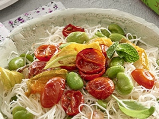 Vermicelli di riso con pomodorini, favette e fiori di zucca