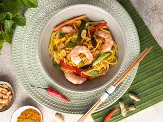 Insalata di noodles con gamberi e curry giallo