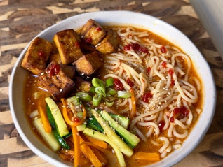 Ramen piccante con tofu e verdure croccanti