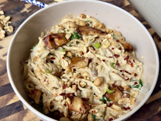 Nest Noodles Thai con pollo, latte di cocco e arachidi